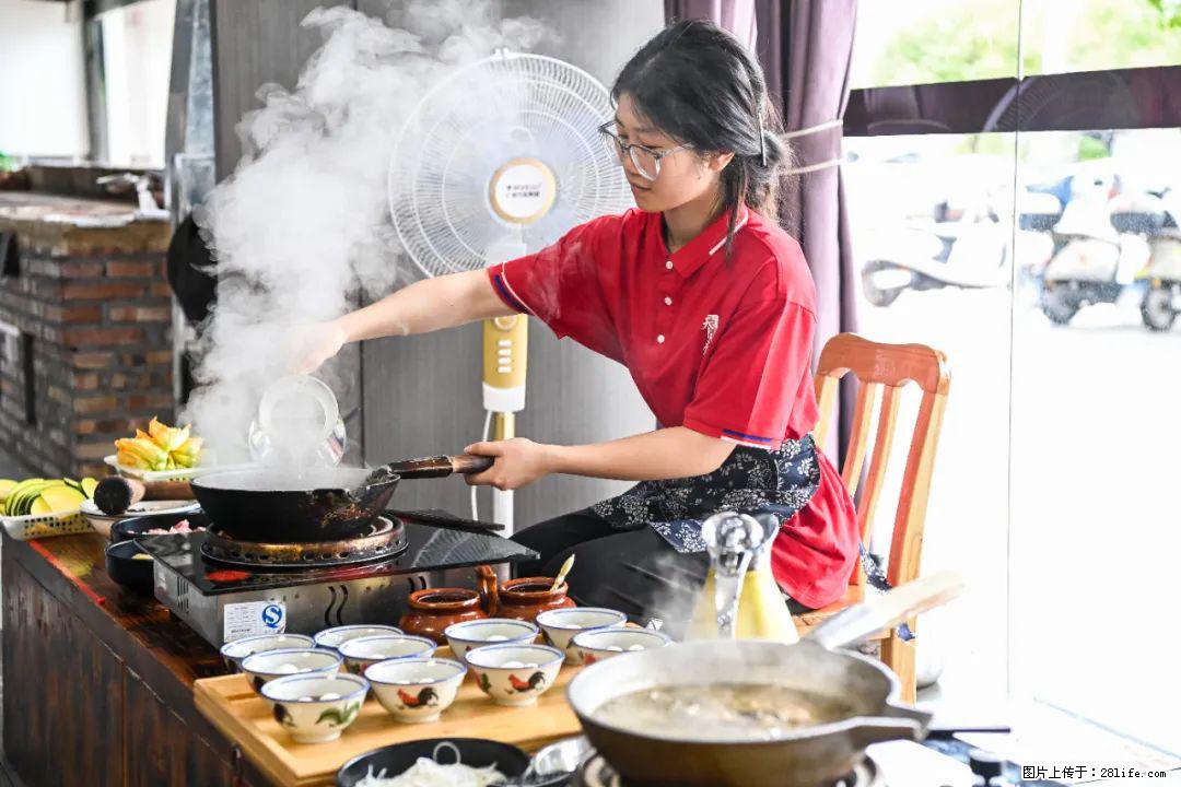 全网追的“扁担女孩”，找了一份暑假工，时薪12元 - 大兴安岭生活资讯 - 大兴安岭28生活网 dxal.28life.net